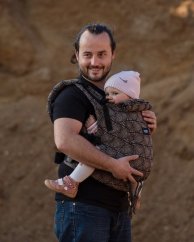 Ergonomické nosítko pro děti od 6 měsíců TODDLER (DAN), černé spirály