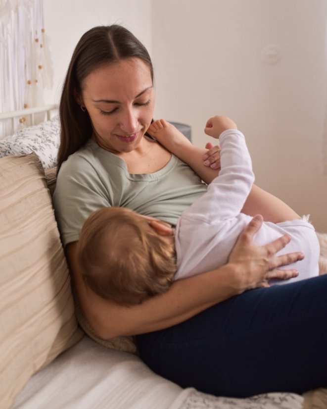 Kojicí tričko Kateřina, krátký rukáv – světle olivové