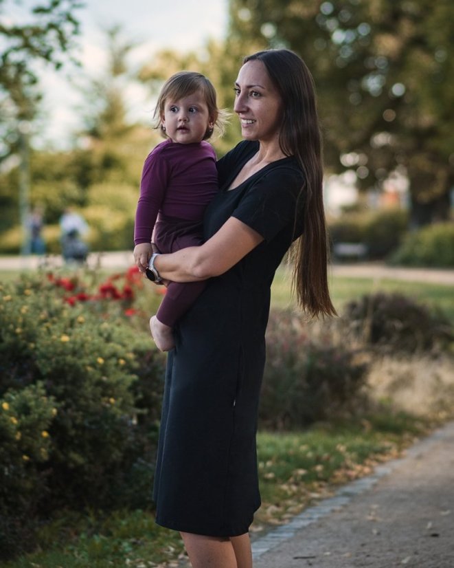 Kojicí šaty s kapsami Tea, krátký rukáv – černé