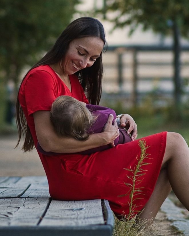 Kojicí šaty s kapsami Tea, krátký rukáv, červené