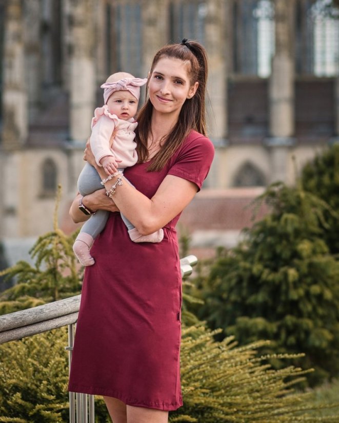 Kojící šaty s kapsami Tea, krátký rukáv, vínové