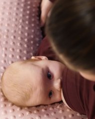 Velký kojicí a těhotenský polštář z MINKY s nastavitelnou výplní, pudrově růžový