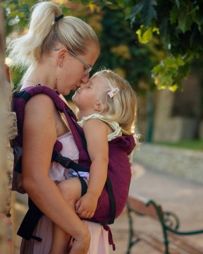 Nošení dětí – nosítka a nosicí oblečení