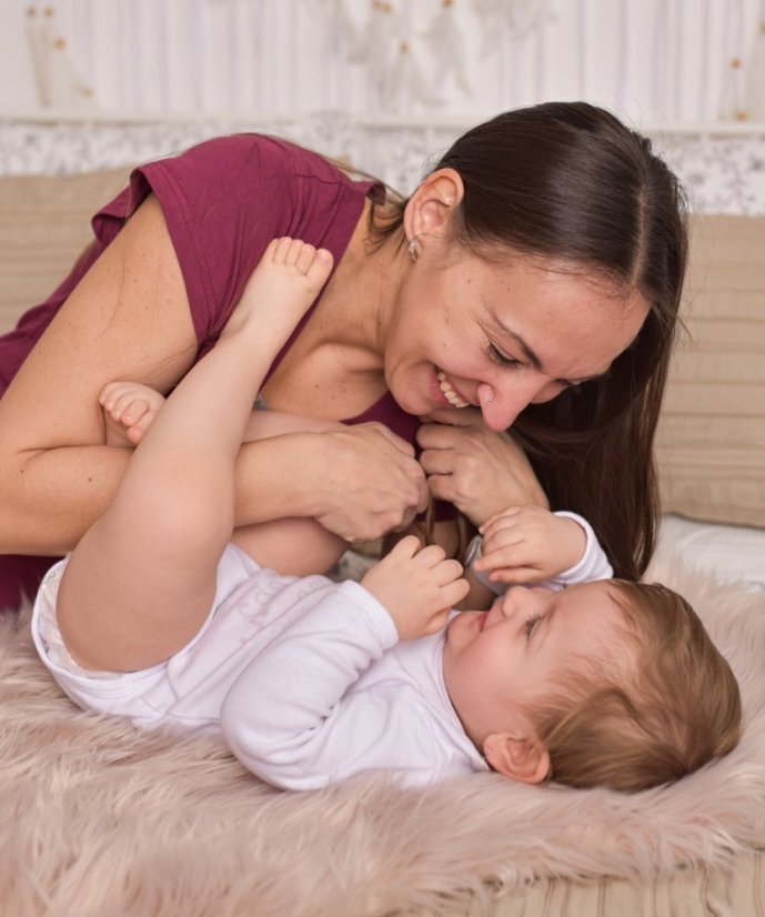 Kojící noční košile Eva, krátký rukáv, cyklámen