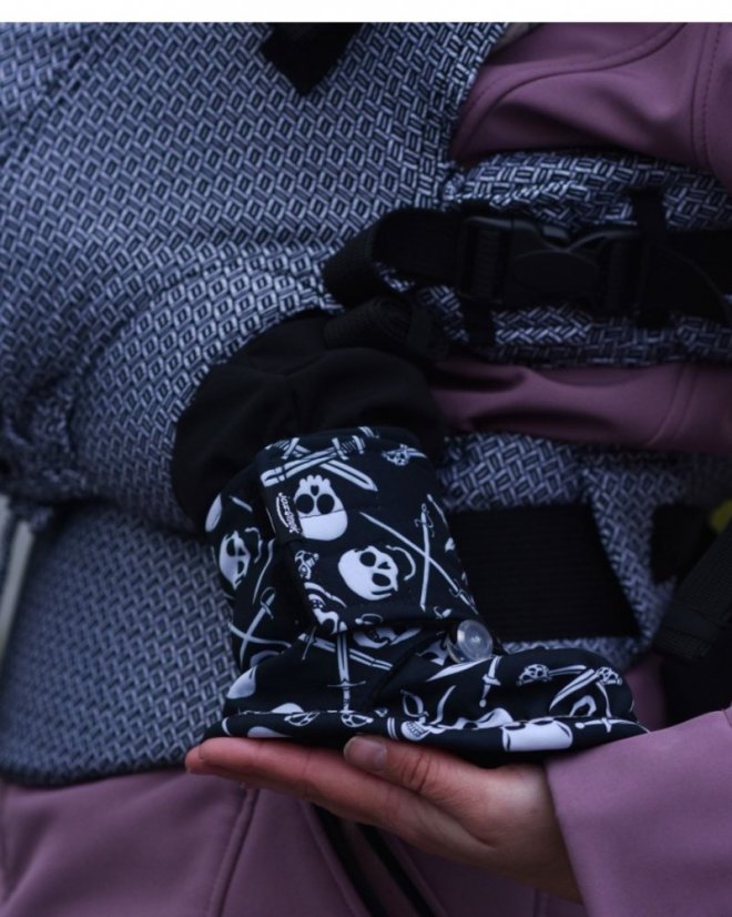 Zimní softshellové capáčky pro miminka – pirátské lebky