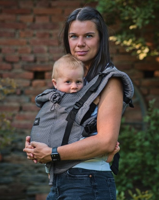 Ergonomické nosítko pro děti od 6 měsíců TODDLER (DAN), černo-bílý vzor