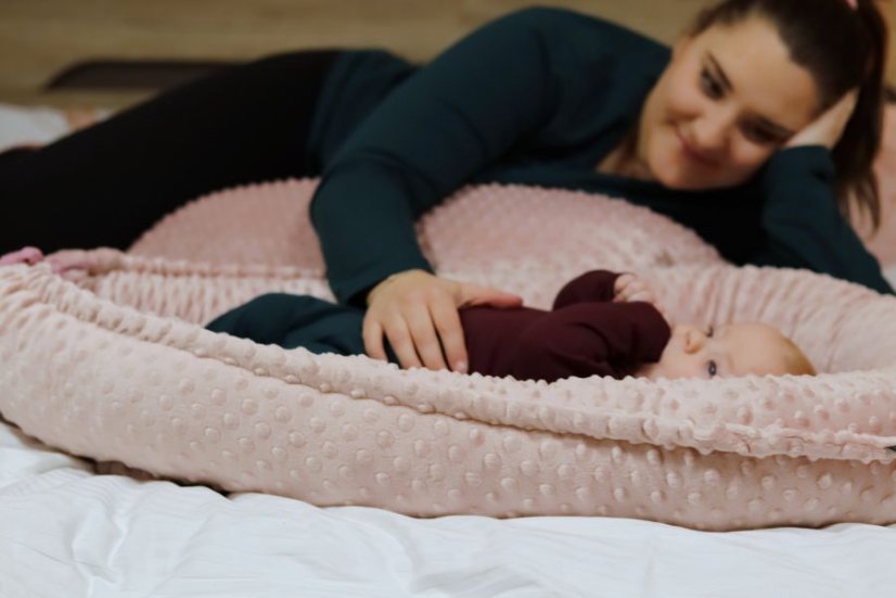 Baby nest for newborns – large MINKY design from birth, powder pink.