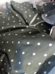 Zvyšky látky, SURFACES bavlnený úplet s elastanom 185gr/m2, 0,5 kg, sivá s bodkami