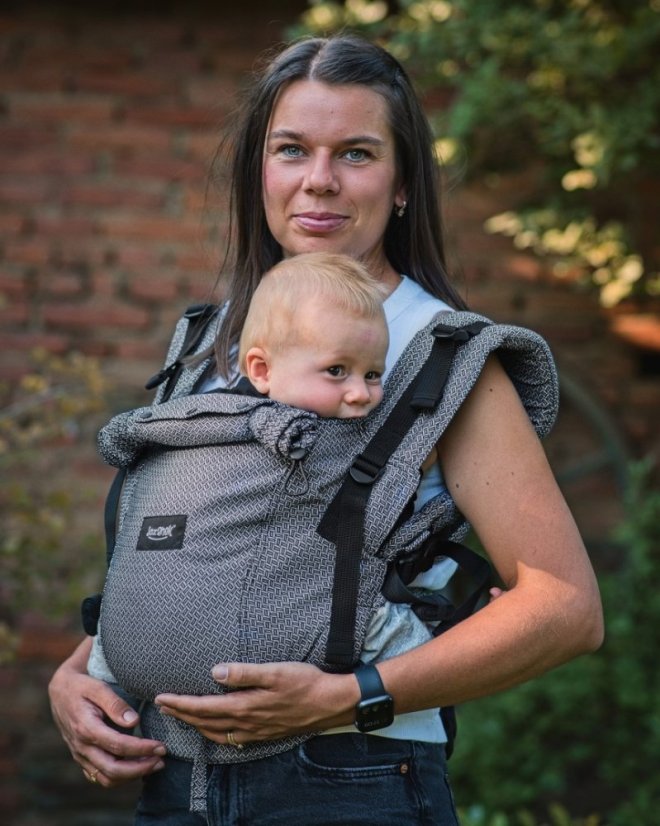 Ergonomické nosítko pro děti od 6 měsíců TODDLER (DAN), černo-bílý vzor