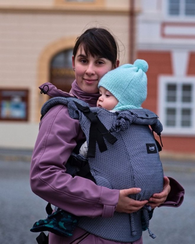 Ergonomické nosítko pro děti od 6 měsíců TODDLER (DAN), černo-bílý vzor