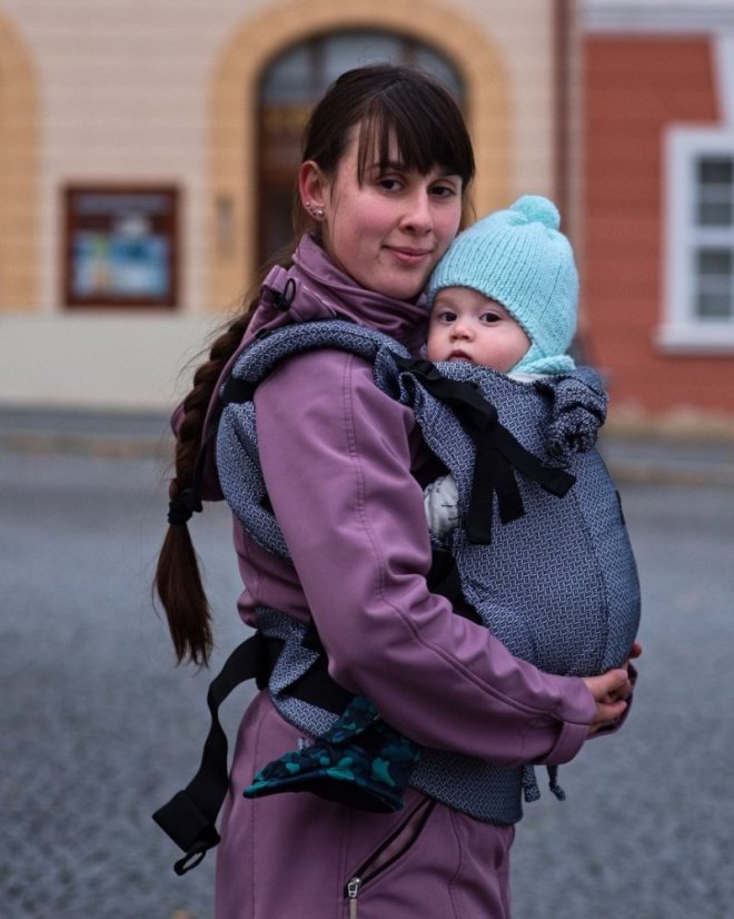 Ergonomické nosítko pro děti od 6 měsíců TODDLER (DAN), černo-bílý vzor