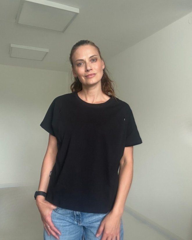 Kojicí tričko se zipem Kira, oversized – černé