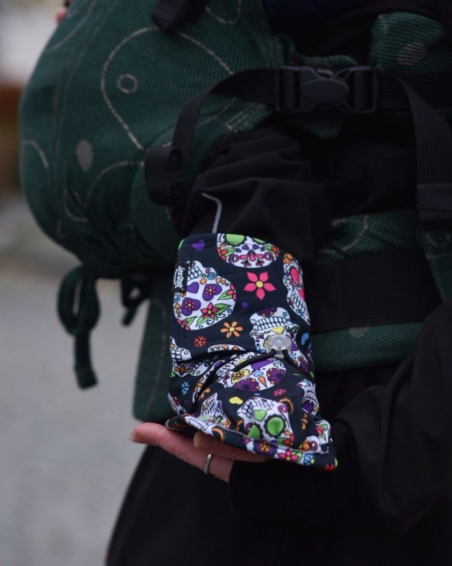 Zimní softshellové capáčky pro miminka – barevné lebky